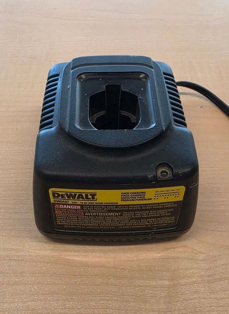 Dewalt Dw9107 9.6v - 14.4v One Hour Battery Charger